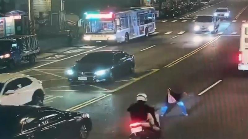 陳男遭機車撞飛瞬間。(圖/翻攝畫面)