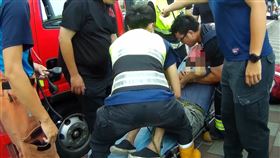 鍾姓老翁準備由救護車送醫。（圖／翻攝畫面）