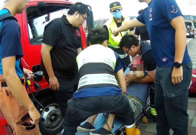 鍾姓老翁準備由救護車送醫。（圖／翻攝畫面）