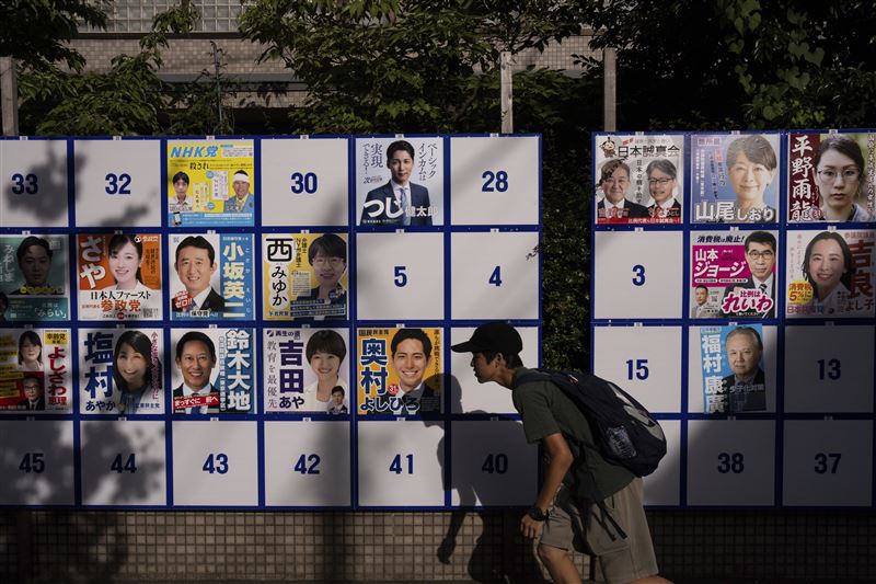 主打提高可支配所得的民粹派國民民主黨，與「日本優先」右翼參政黨，日益受選民青睞。圖為參院選舉人海報。（圖／美聯社／達志影像）