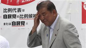 ▲首相石破茂領導的自民黨與聯合執政的公明黨若無法拿下控制參院所需的50席，將威脅石破領導地位。圖為石破16日為自民黨候選人站台。（圖／美聯社／達志影像）