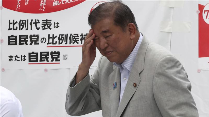 首相石破茂領導的自民黨與聯合執政的公明黨若無法拿下控制參院所需的50席，將威脅石破領導地位。圖為石破16日為自民黨候選人站台。（圖／美聯社／達志影像）