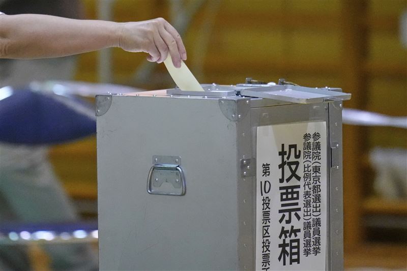 投票將於當地時間晚上8點結束，屆時媒體預計將根據出口民調預測結果。（圖／美聯社／達志影像）