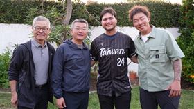 ▲「龍仔」隆恩（Jonathon Long）贈送郭泓志球棒。（圖／中華職棒提供）