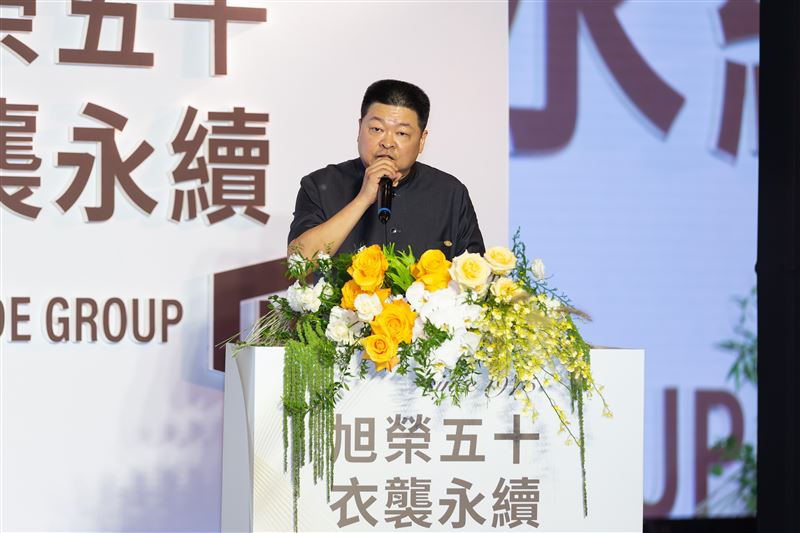 執行董事黃冠華宣告正式設立AI長與AI團隊。(圖/旭榮集團提供)