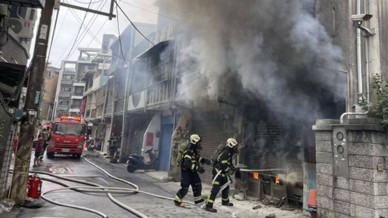 桃園市八德區建興街某民宅發生火警。(圖/翻攝畫面)