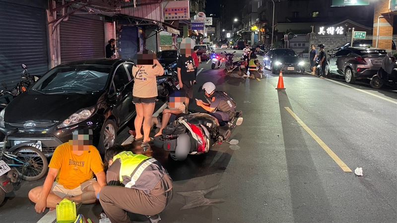 2輛機車對撞後4人噴飛落地受傷。（圖／翻攝畫面）