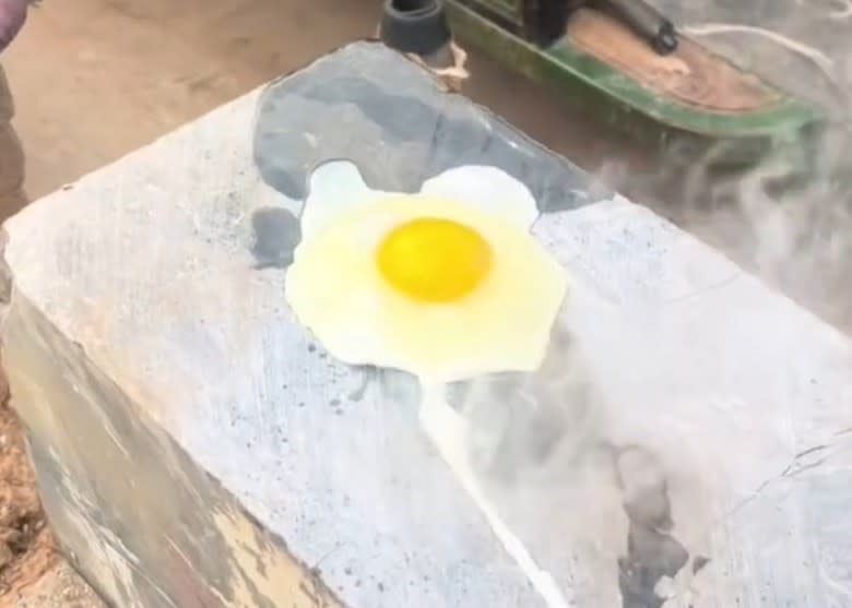 河南熱到石頭上可以煎雞蛋。（圖／翻攝自微博）