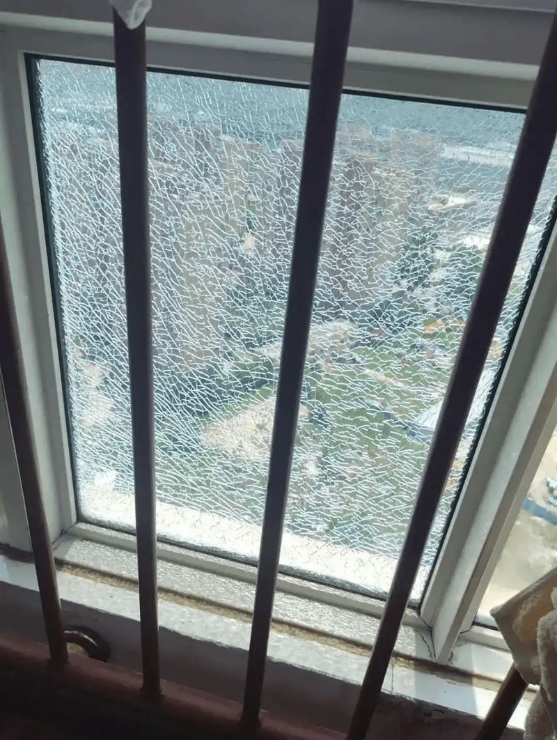不少大樓窗戶玻璃不堪劇烈溫差變化，被「熱碎」。（圖／翻攝自微博）