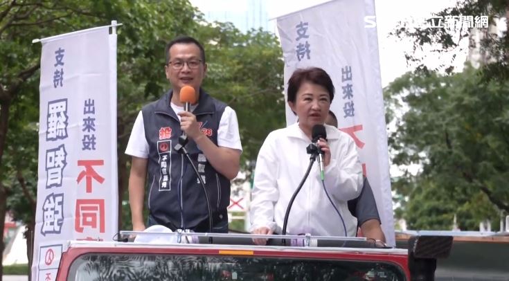 盧秀燕陪羅智強車掃。（圖／翻攝畫面）