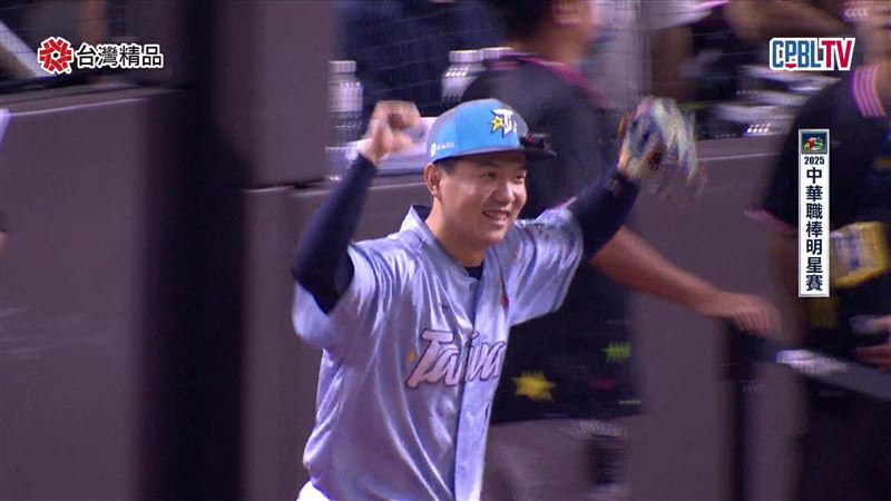 江坤宇賽前替i‑dle成員MINNIE開球蹲捕。（圖／翻攝自CPBLTV）