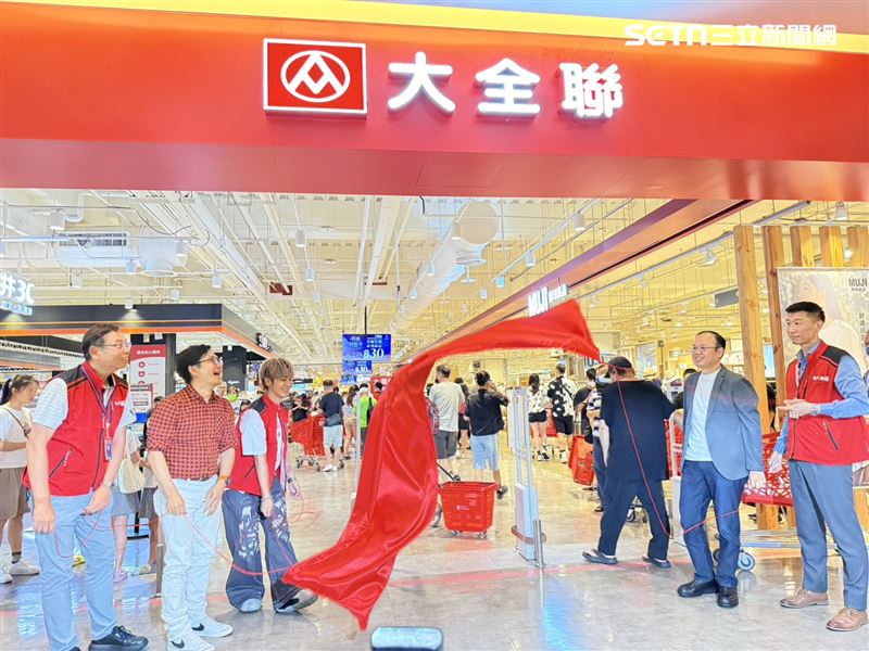 大潤發內湖店今日正式更換店內招牌。(圖/記者李育道攝影)