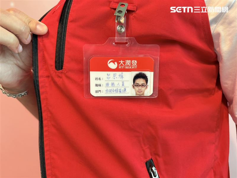 鼓鼓當年頂著黑亮刺蝟頭、戴著粗框眼鏡，看起來青澀又忠厚老實。（圖／記者李育道攝影）