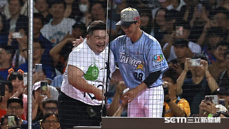 中職36年明星賽,台灣隊外野手陳晨威上看台和富邦悍將應援團Juicy擁抱。(圖/記者劉彥池攝影)