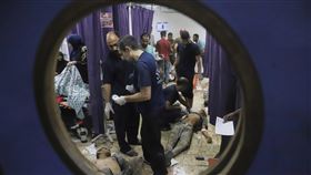 ▲7月19日，一群巴勒斯坦人清晨前往「加薩人道主義基金會」援助點時，遭以軍射擊，不少人受傷被送往汗尤尼斯的納瑟醫院接受治療。（圖／美聯社／達志影像）