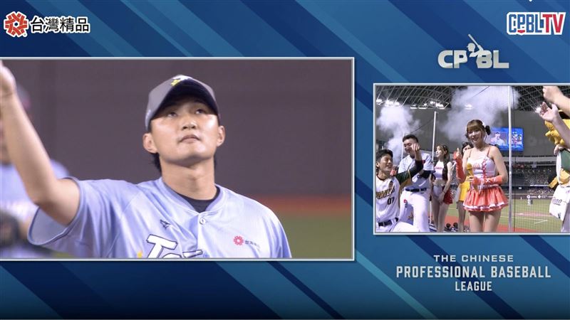 瑟七場邊帶領應援,李東洺飛吻回應。(圖/翻攝自CPBLTV)