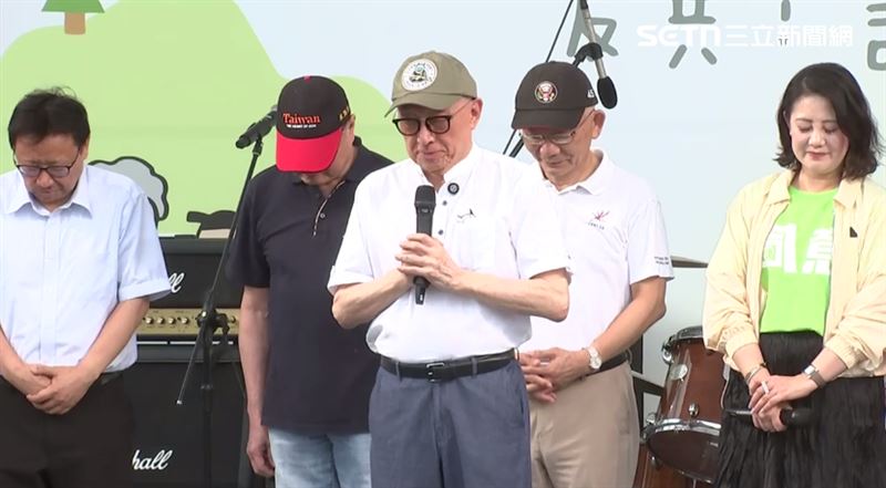 曹興誠率領眾人替沈伯洋的母親默哀三十秒。除了盼沈母一路好走，也希望祂能得到大罷免成功的消息