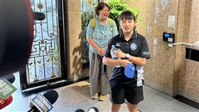 ▲台師大女足「抽血換學分」風波，教育部17日與受害學生正式會面並承諾啟動7項行動後，受害學生代表簡奇陞稍早公開受訪。（圖／記者李育道攝影）