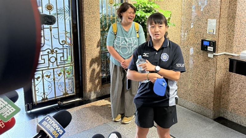 傳足球圈攻擊簡奇陞　她：敢動手就封殺