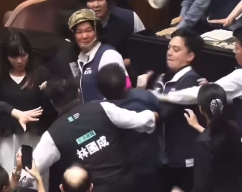 網友發現日前國會衝突時,林國成也上前幫牛煦庭助拳。(圖/翻攝自民眾之聲YT)