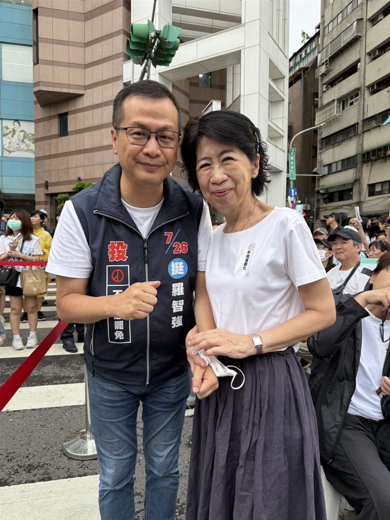 羅智強與陳佩琪在民眾黨舉行「民主起義!反罷要贏 台灣要贏」集會現場合影。(圖/民眾黨提供)