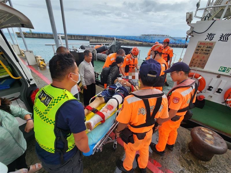 即便海象惡劣，海巡艇仍頂著7級浪搶救傷者。（圖／海巡隊提供）