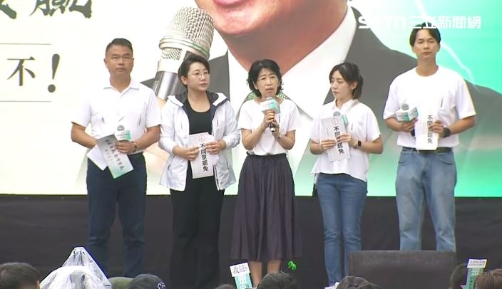 陳佩琪在民眾黨舉行「民主起義!反罷要贏 台灣要贏」集會台上表示會請律師去幫我先生申請他的公民投票權。(圖/翻攝畫面)
