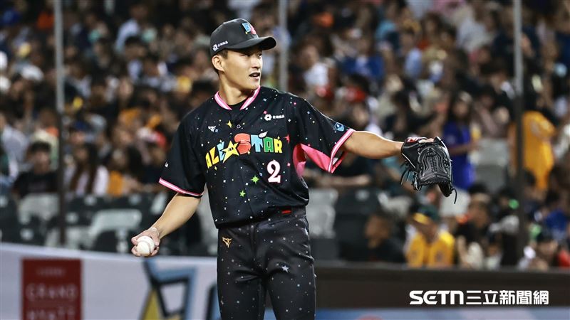 明星隊外野手郭天信客串投手。（圖／記者劉彥池攝影）