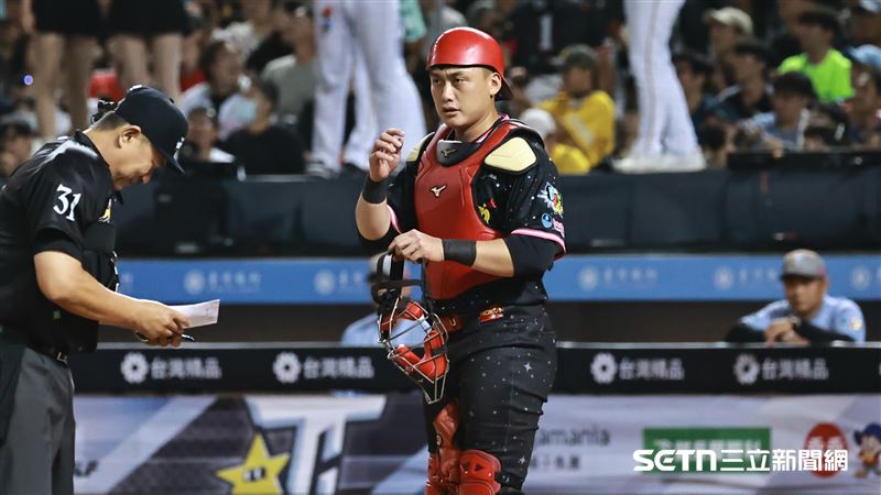 中職36年明星賽，明星隊三壘手劉基鴻客串捕手。（圖／記者劉彥池攝影）