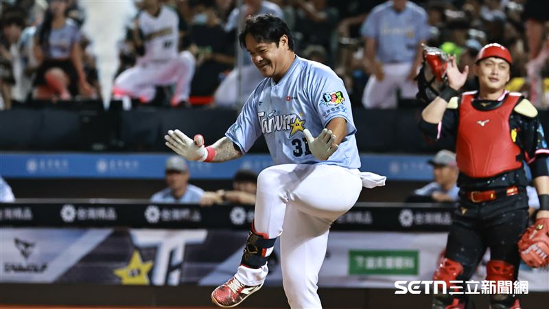 台灣隊林智勝打擊前跳《Sorry Sorry》。（圖／記者劉彥池攝影）