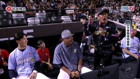 ▲江坤宇在《瑪利歐賽車》贏過總教練，平野惠一：去屏東。（圖／翻攝自CPBLTV）