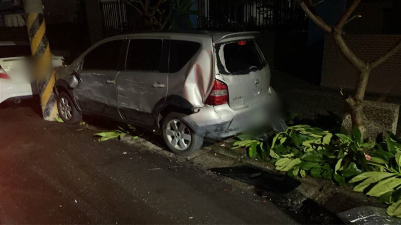 被撞擊的車輛多處損毀。（圖／翻攝畫面）