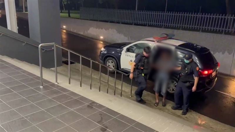 涉案的黃姓男子被帶回偵辦。（圖／翻攝畫面）