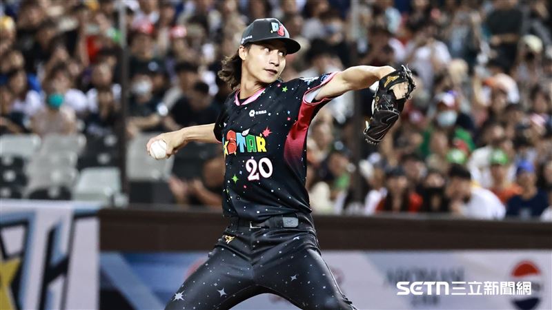 中職36年明星賽,明星隊外野手林佳緯客串投手。(圖/記者劉彥池攝影)