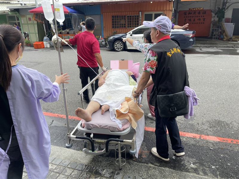 警消將燒燙傷患者送醫。（圖／翻攝畫面）