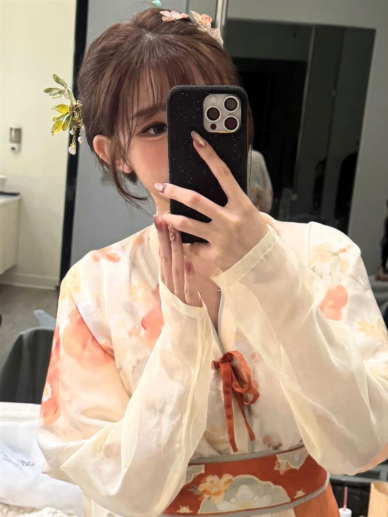 李珠珢在見面會上穿韓服獻唱。（圖／翻攝自李珠珢IG）