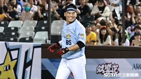 ▲中職36年明星賽，台灣隊內野手朱育賢全壘打PK開轟結束比賽。（圖／記者劉彥池攝影）