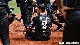 ▲中職36年明星賽，明星隊不敵台灣隊，外野手郭天信被隊友潑水。（圖／記者劉彥池攝影）