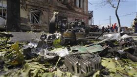 ▲俄羅斯7月7日空襲烏克蘭哈爾科夫後，無人機殘骸散落一地。（圖／美聯社／達志影像）