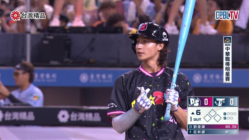 緋聞女友賴可應援,林佳緯比愛心回應。(圖/翻攝自CPBLTV)