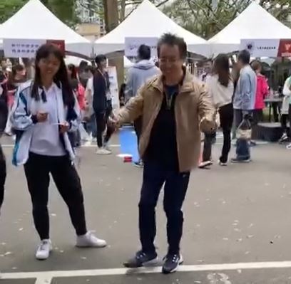 徐國能（右）將昔日和女足隊踢球的影片PO網自省，被網友讚爆。（圖／翻攝自Threads@kneng0607）
