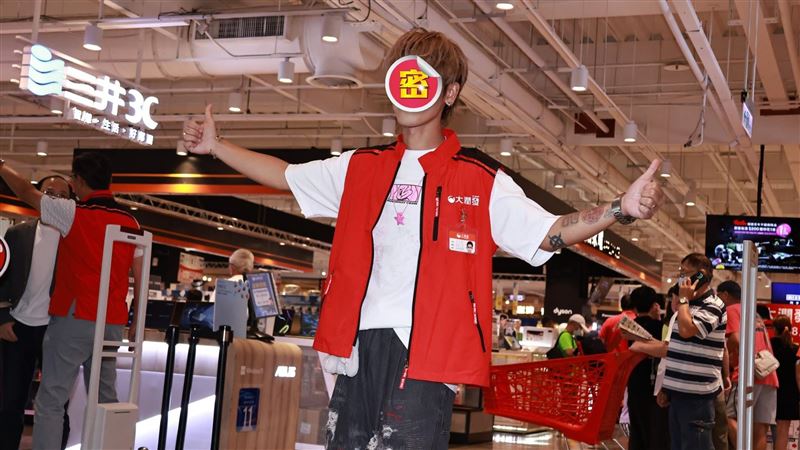 大全聯登場　賣場驚見超帥收銀員身份曝光