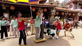 胡瓜、胡祖薇推車上擺拍（圖／民視提供）