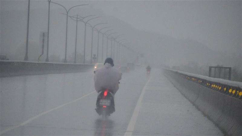週一全台溼答答「花東雨最大」趨緩時間曝
