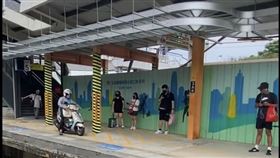 ▲桃園1名男子騎車穿越內壢火車站第三月台。（圖／翻攝自Thread @tim._1110）