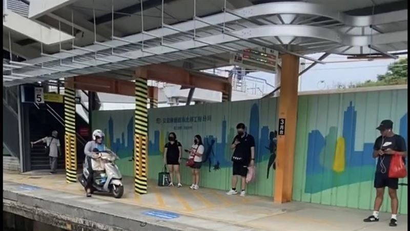 桃園1名男子騎車穿越內壢火車站第三月台。（圖／翻攝自Thread @tim._1110）
