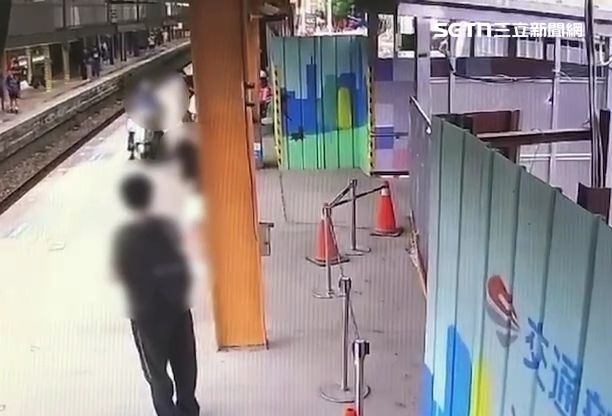 桃園1名男子騎車穿越內壢火車站第三月台。（圖／翻攝畫面）