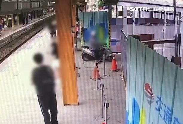 桃園1名男子騎車穿越內壢火車站第三月台。（圖／翻攝畫面）