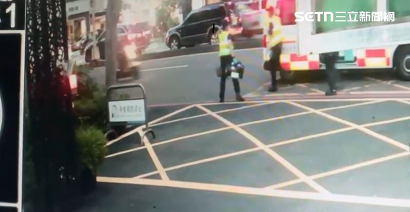 意外發生後民眾緊急報案，救護車在半途接手急救，但男童仍傷重不治。（圖／翻攝畫面）