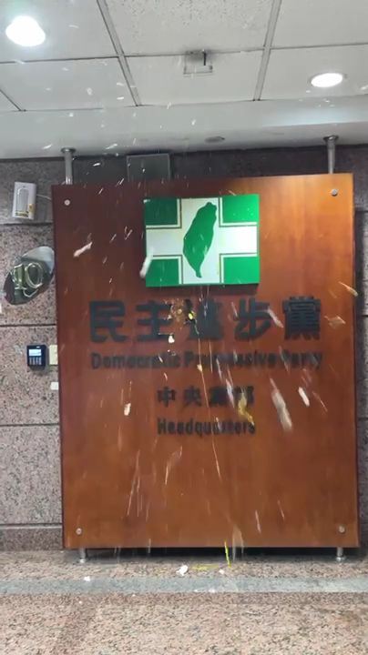 2名男子在民進黨辦公室門口丟擲雞蛋。（圖／翻攝自Thread @victor31429）